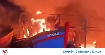 5 tàu cá bốc cháy dữ dội lúc rạng sáng ở Nghệ An