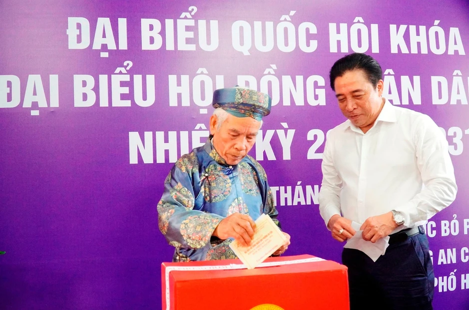 53 người trúng cử đại biểu HĐND TP. Huế 53 người trúng cử đại biểu HĐND TP. Huế