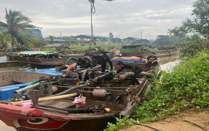 6 người nhảy xuống kênh Bảo Định bỏ trốn khi bị truy đuổi, 4 tàu hút cát bị tạm giữ 6 người nhảy xuống kênh Bảo Định bỏ trốn khi bị truy đuổi, 4 tàu hút cát bị tạm giữ