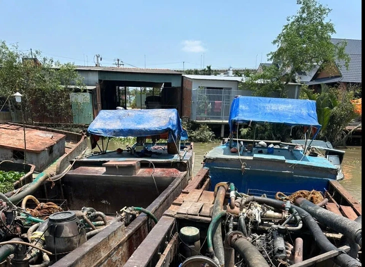 6 người nhảy xuống kênh Bảo Định bỏ trốn khi bị truy đuổi, 4 tàu hút cát bị tạm giữ 6 người nhảy xuống kênh Bảo Định bỏ trốn khi bị truy đuổi, 4 tàu hút cát bị tạm giữ