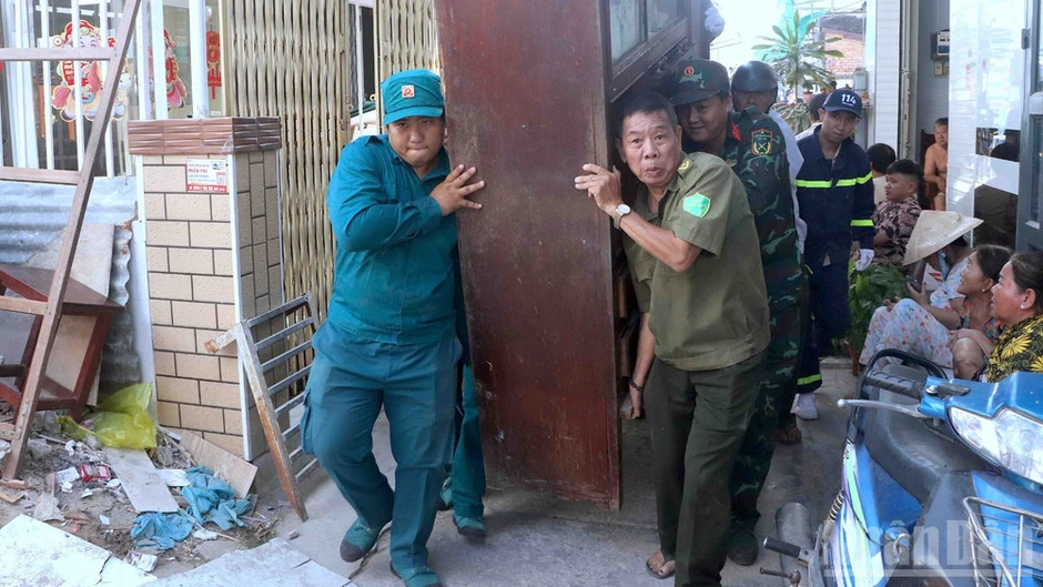 6 nhà dân dọc kênh xáng Cà Mau-Bạc Liêu hư hỏng nặng do sạt lở 6 nhà dân dọc kênh xáng Cà Mau-Bạc Liêu hư hỏng nặng do sạt lở