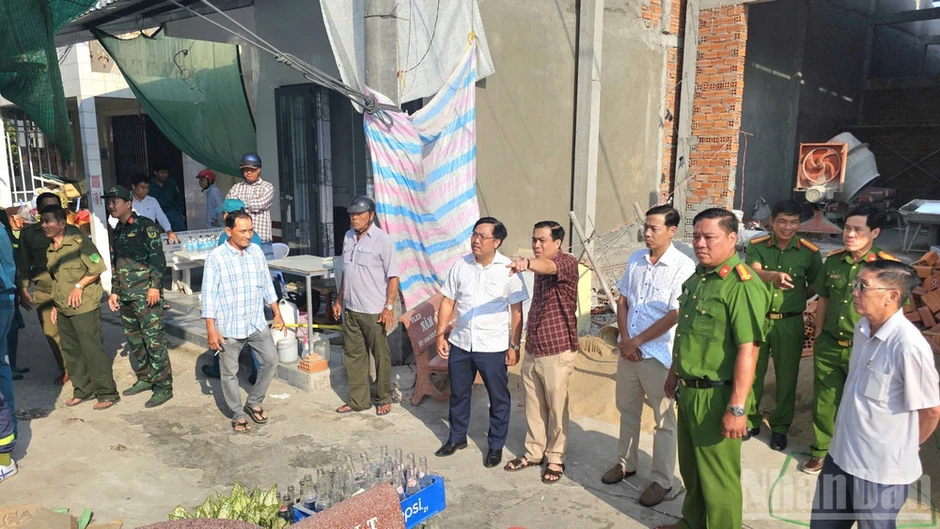 6 nhà dân dọc kênh xáng Cà Mau-Bạc Liêu hư hỏng nặng do sạt lở 6 nhà dân dọc kênh xáng Cà Mau-Bạc Liêu hư hỏng nặng do sạt lở