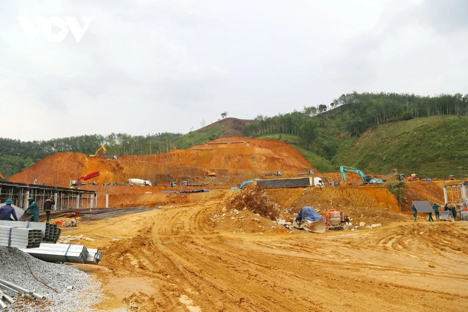 6 trường biên giới ở Đà Nẵng: Chỉ định thầu, “trải thảm” vẫn chậm tiến độ 6 trường biên giới ở Đà Nẵng: Chỉ định thầu, “trải thảm” vẫn chậm tiến độ