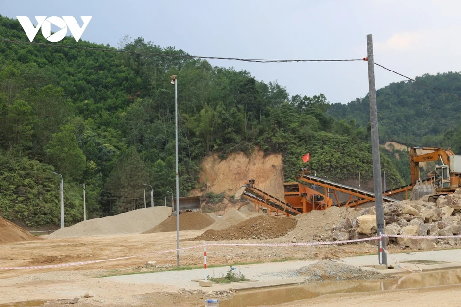 6 trường biên giới ở Đà Nẵng: Chỉ định thầu, “trải thảm” vẫn chậm tiến độ 6 trường biên giới ở Đà Nẵng: Chỉ định thầu, “trải thảm” vẫn chậm tiến độ