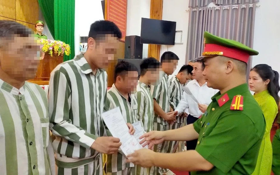 64 phạm nhân Trại giam Thanh Cẩm được đặc xá, mở cánh cửa trở về cộng đồng 64 phạm nhân Trại giam Thanh Cẩm được đặc xá, mở cánh cửa trở về cộng đồng