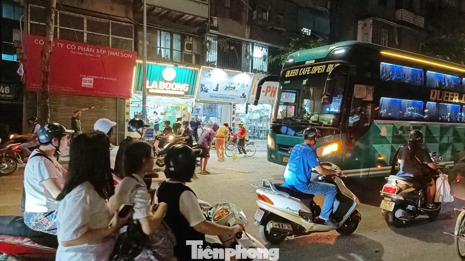 7 ô tô va chạm dồn toa trên đường Kim Ngưu, Hà Nội 7 ô tô va chạm dồn toa trên đường Kim Ngưu, Hà Nội