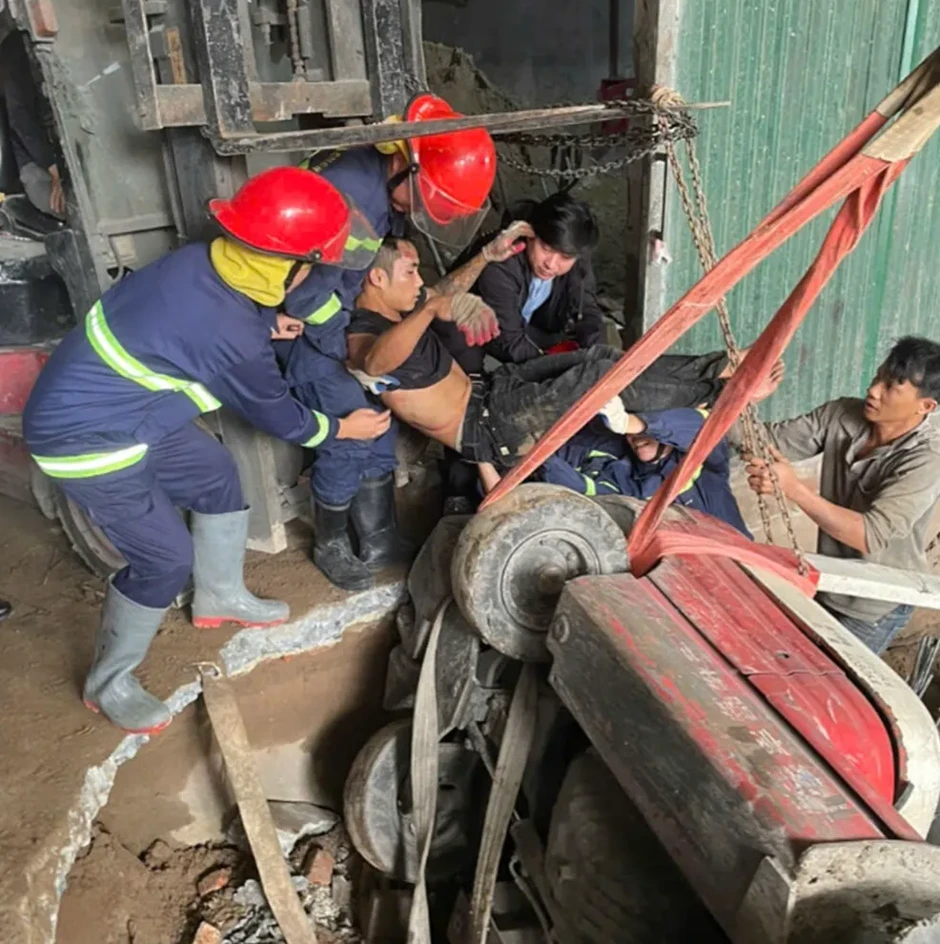7 phút căng thẳng cứu công nhân bị xe nâng đè lên người