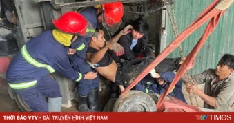 7 phút căng thẳng cứu công nhân bị xe nâng đè lên người