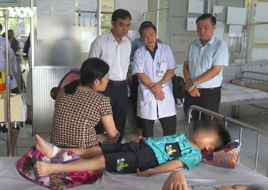 81 ca nghi bị ngộ độc tại Trường Tiểu học Kim Đồng (Đồng Tháp) 81 ca nghi bị ngộ độc tại Trường Tiểu học Kim Đồng (Đồng Tháp)