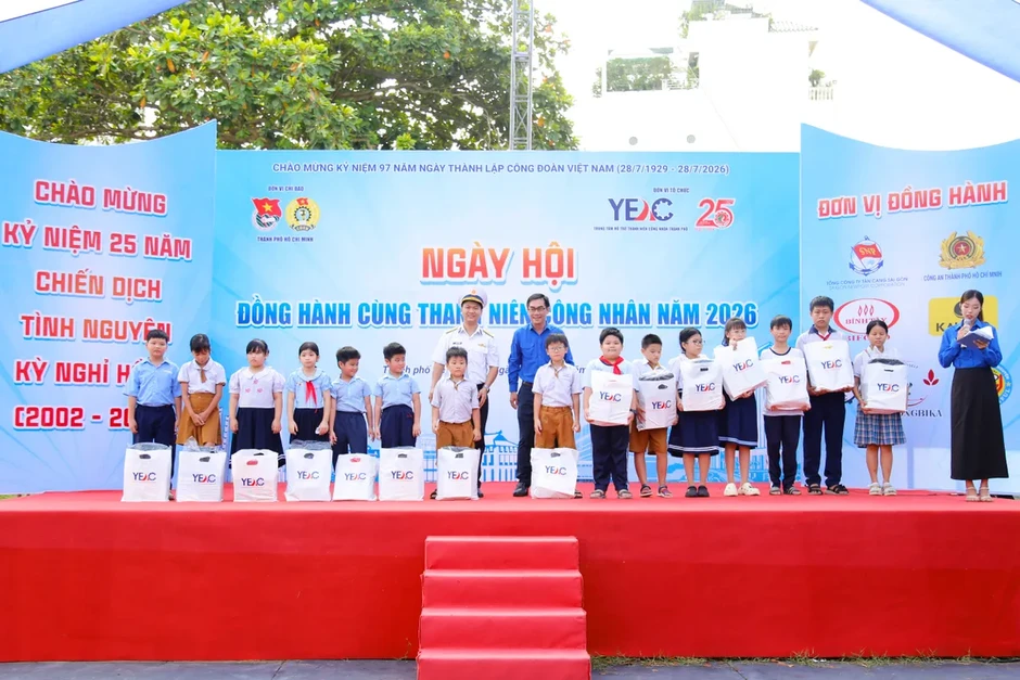 Ấm áp chuỗi hoạt động chăm lo thanh niên công nhân và thiếu nhi khó khăn Ấm áp chuỗi hoạt động chăm lo thanh niên công nhân và thiếu nhi khó khăn
