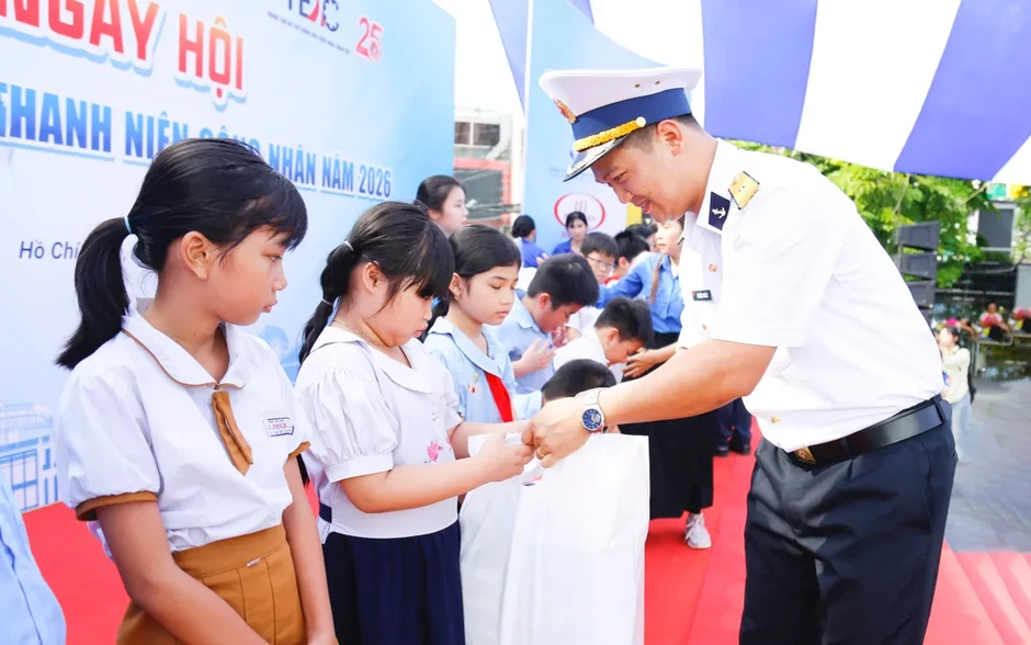 Ấm áp chuỗi hoạt động chăm lo thanh niên công nhân và thiếu nhi khó khăn Ấm áp chuỗi hoạt động chăm lo thanh niên công nhân và thiếu nhi khó khăn