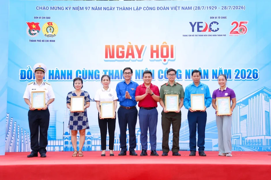 Ấm áp chuỗi hoạt động chăm lo thanh niên công nhân và thiếu nhi khó khăn Ấm áp chuỗi hoạt động chăm lo thanh niên công nhân và thiếu nhi khó khăn