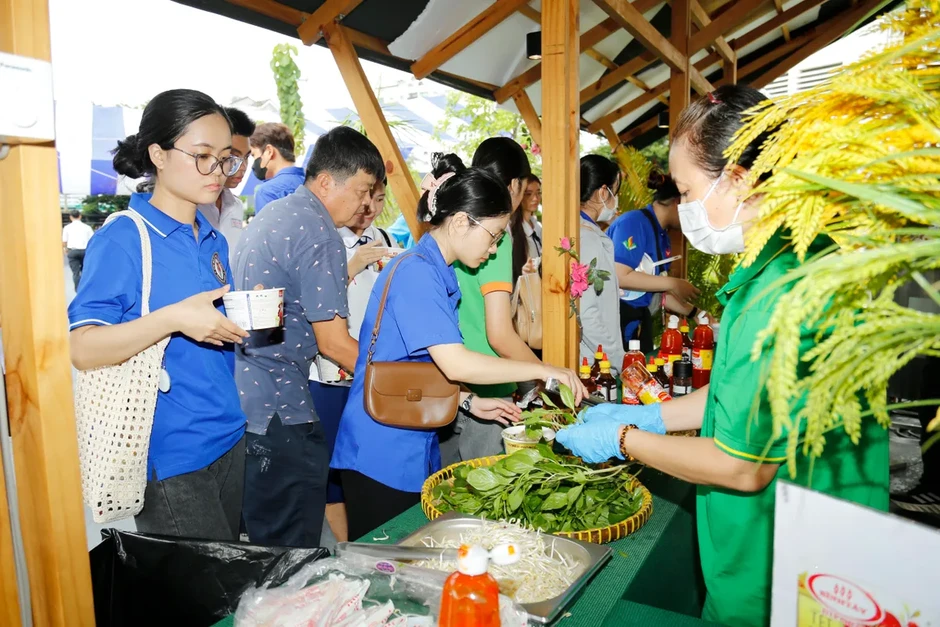 Ấm áp chuỗi hoạt động chăm lo thanh niên công nhân và thiếu nhi khó khăn Ấm áp chuỗi hoạt động chăm lo thanh niên công nhân và thiếu nhi khó khăn