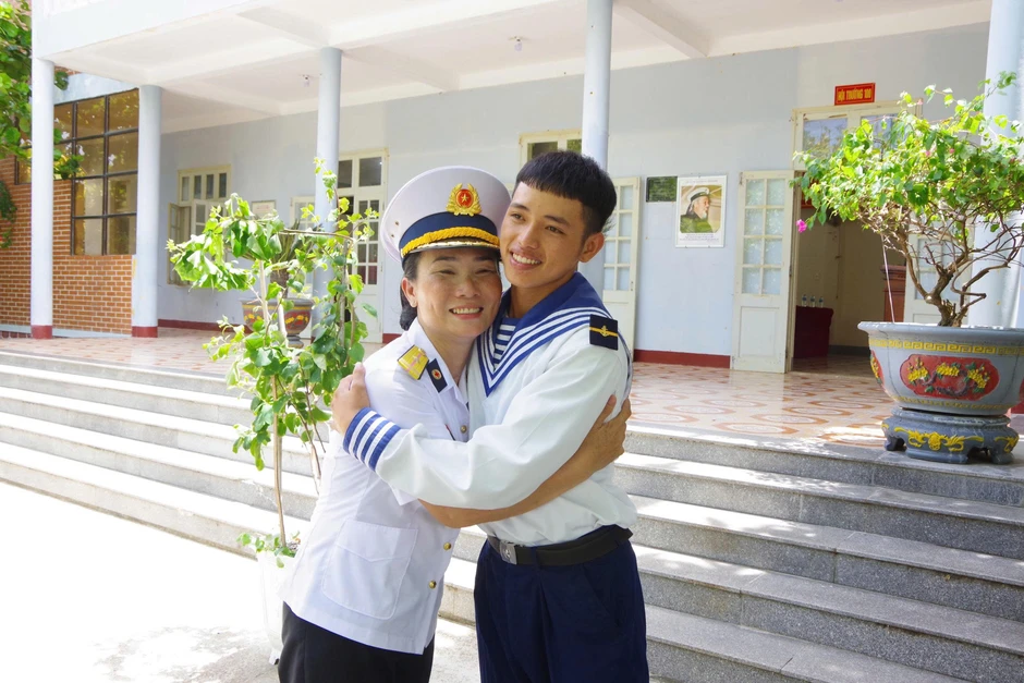 Ấm áp chuyến thăm và lắng nghe ước mơ của chiến sĩ Trường Sa Ấm áp chuyến thăm và lắng nghe ước mơ của chiến sĩ Trường Sa