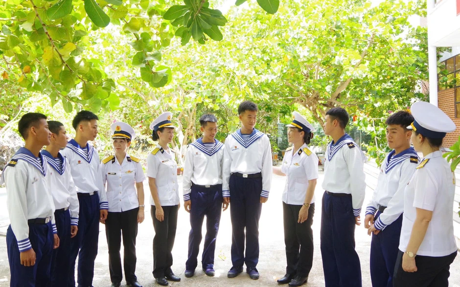 Ấm áp chuyến thăm và lắng nghe ước mơ của chiến sĩ Trường Sa Ấm áp chuyến thăm và lắng nghe ước mơ của chiến sĩ Trường Sa