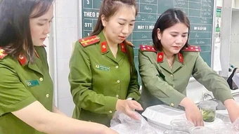 Ấm lòng người bệnh từ những bữa cơm sẻ chia