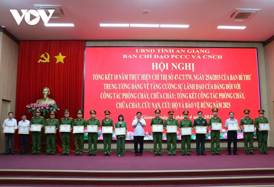 An Giang khen thưởng 29 tập thể, 46 cá nhân tham gia bảo vệ rừng năm 2025 An Giang khen thưởng 29 tập thể, 46 cá nhân tham gia bảo vệ rừng năm 2025