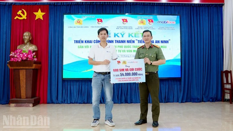 An Giang ra mắt công trình thanh niên “tiếng loa an ninh” tại Phú Quốc An Giang ra mắt công trình thanh niên “tiếng loa an ninh” tại Phú Quốc