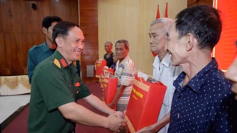 An Giang: Trao 20 suất quà của Quân ủy Trung ương, Bộ Quốc phòng cho gia đình chính sách