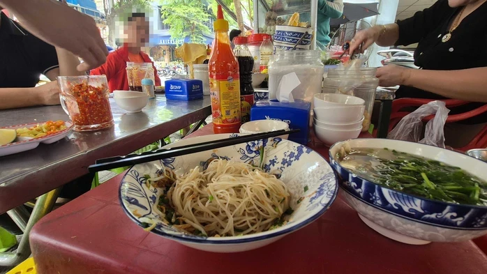 Ăn uống vỉa hè: Đừng để ngon, tiện lợi đổi lấy bệnh tật! Ăn uống vỉa hè: Đừng để ngon, tiện lợi đổi lấy bệnh tật!