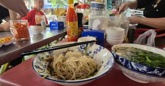 Ăn uống vỉa hè: Đừng để ngon, tiện lợi đổi lấy bệnh tật!