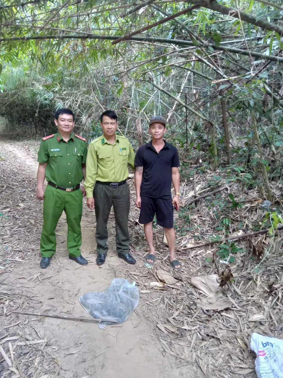 Anh nông dân SN 1990 hốt hoảng bắt gặp 'vị khách' chứa chất kịch độc trong vườn: Công an lập tức xuất hiện gây ngỡ ngàng Anh nông dân SN 1990 hốt hoảng bắt gặp 'vị khách' chứa chất kịch độc trong vườn: Công an lập tức xuất hiện gây ngỡ ngàng