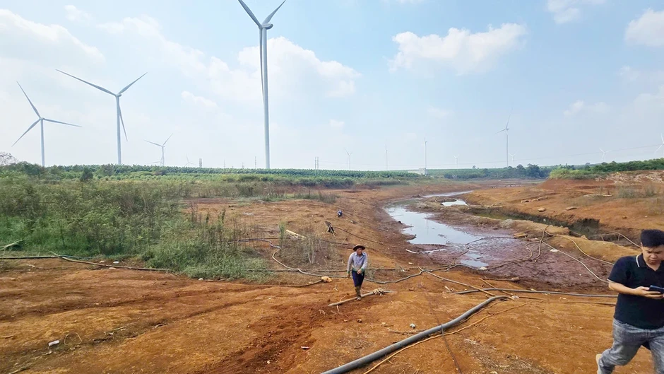 Ao hồ trơ đáy vì khô hạn kéo dài, nông dân vét từng giọt nước tưới cây