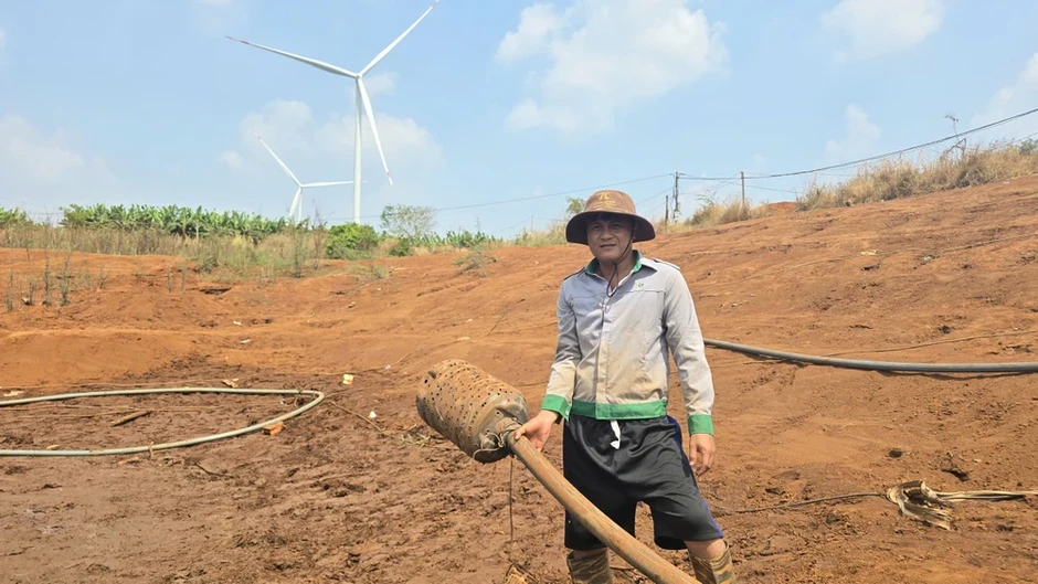 Ao hồ trơ đáy vì khô hạn kéo dài, nông dân vét từng giọt nước tưới cây