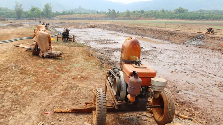 Ao hồ trơ đáy vì khô hạn kéo dài, nông dân vét từng giọt nước tưới cây