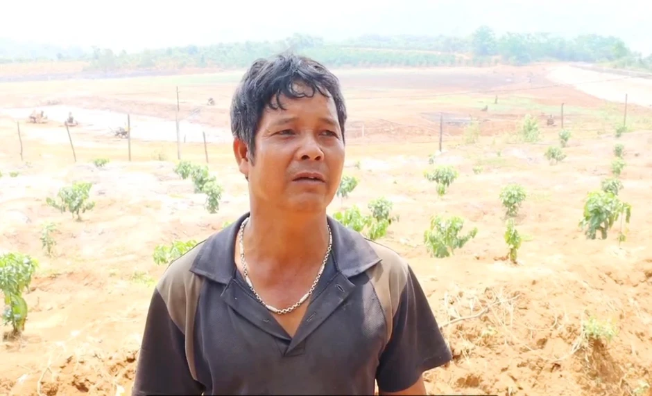 Ao hồ trơ đáy vì khô hạn kéo dài, nông dân vét từng giọt nước tưới cây