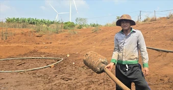Ao hồ trơ đáy vì khô hạn kéo dài, nông dân vét từng giọt nước tưới cây
