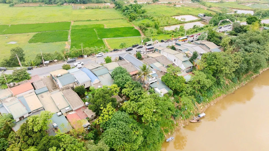 Áp dụng biện pháp khẩn cấp ứng phó sự cố sụt lún bờ sông Thao Áp dụng biện pháp khẩn cấp ứng phó sự cố sụt lún bờ sông Thao
