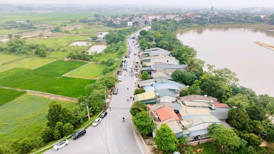 Áp dụng biện pháp khẩn cấp ứng phó sự cố sụt lún bờ sông Thao Áp dụng biện pháp khẩn cấp ứng phó sự cố sụt lún bờ sông Thao