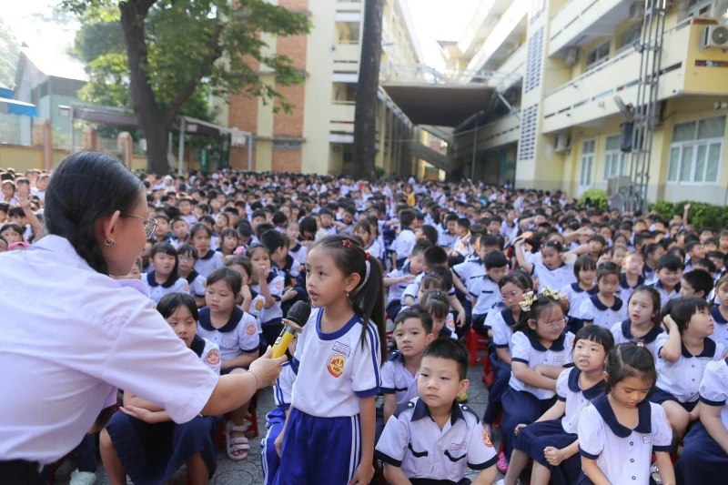 Áp lực tuyển sinh đầu cấp tại TP Hồ Chí Minh: Thiếu trường lớp, sĩ số tăng cao Áp lực tuyển sinh đầu cấp tại TP Hồ Chí Minh: Thiếu trường lớp, sĩ số tăng cao