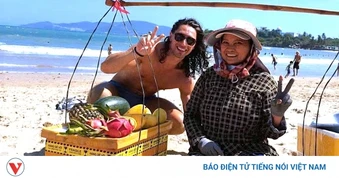 Bà bán hàng rong hát tiếng Anh nổi tiếng Nha Trang bị xử lý vi phạm
