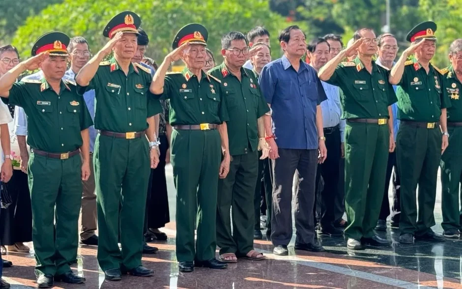Ba hồi chuông chùa tưởng niệm tri ân các Anh hùng liệt sĩ Ba hồi chuông chùa tưởng niệm tri ân các Anh hùng liệt sĩ