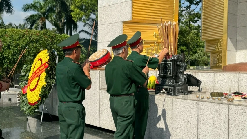 Ba hồi chuông chùa tưởng niệm tri ân các Anh hùng liệt sĩ Ba hồi chuông chùa tưởng niệm tri ân các Anh hùng liệt sĩ