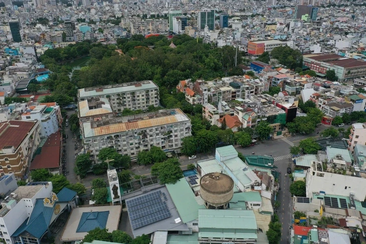 Ba tấm ảnh của vị kiến trúc sư và hố chôn tập thể liệt sĩ ở công viên Lê Thị Riêng Ba tấm ảnh của vị kiến trúc sư và hố chôn tập thể liệt sĩ ở công viên Lê Thị Riêng