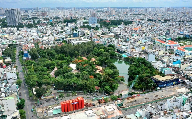 Ba tấm ảnh của vị kiến trúc sư và hố chôn tập thể liệt sĩ ở công viên Lê Thị Riêng Ba tấm ảnh của vị kiến trúc sư và hố chôn tập thể liệt sĩ ở công viên Lê Thị Riêng