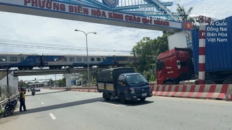 Ba xe tải liên tiếp tông sập khung bảo vệ cầu đường sắt Hóa An (Đồng Nai)