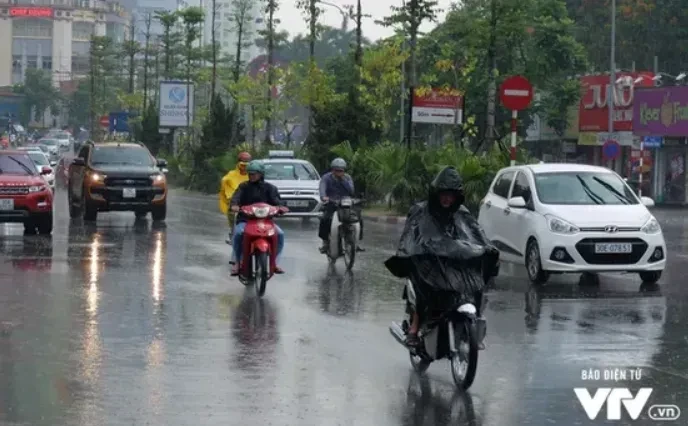 Bắc Bộ mưa dông rải rác, Trung Bộ nắng nóng diện rộng
