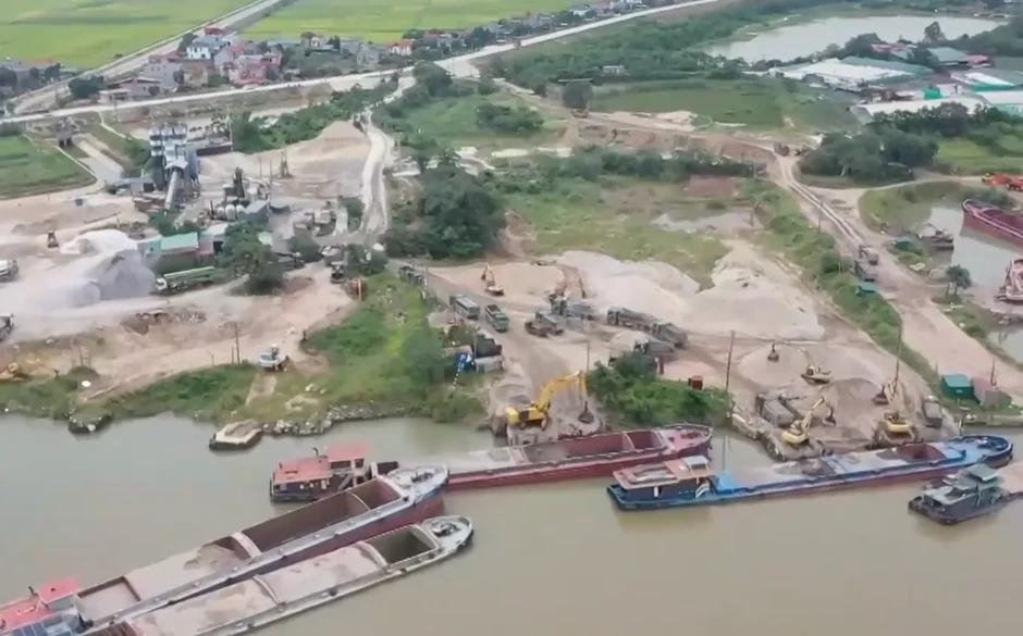 Bắc Ninh: Khu dân cư bụi bặm và ồn ào vì xe tải Bắc Ninh: Khu dân cư bụi bặm và ồn ào vì xe tải
