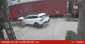 Bắc Ninh: Ô tô va chạm với tàu hỏa trên lối đi tự mở