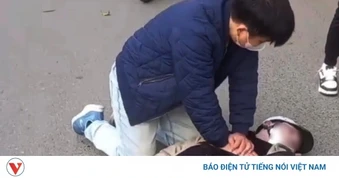 Bác sĩ ép tim giữa phố cứu thanh niên ngừng tim
