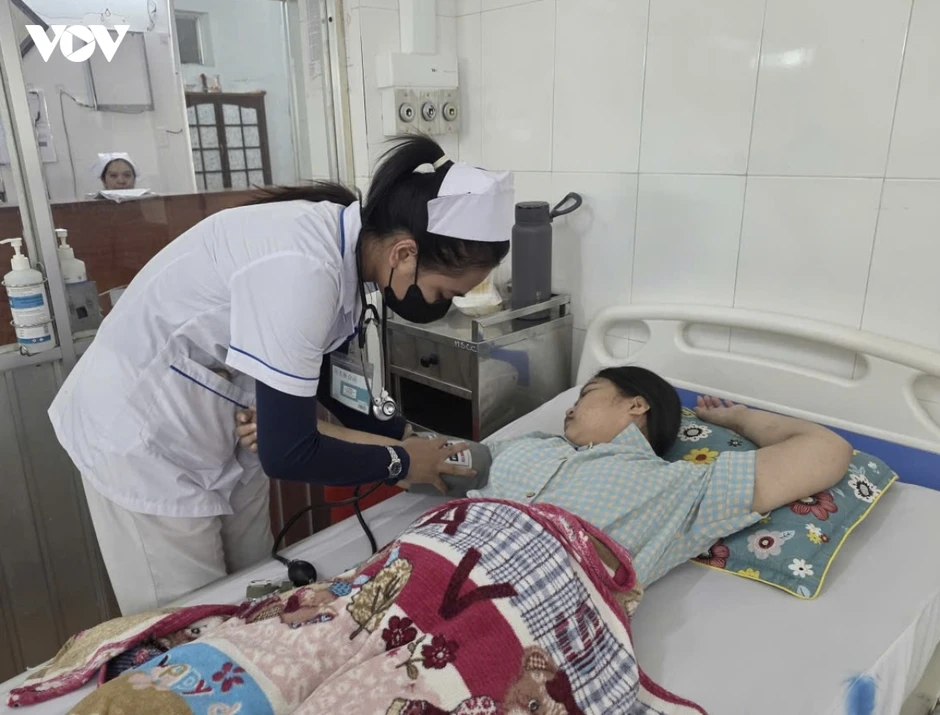 Bác sĩ phụ sản bị kỷ luật cảnh cáo vì "vòi vĩnh" tiền người nhà sản phụ Bác sĩ phụ sản bị kỷ luật cảnh cáo vì "vòi vĩnh" tiền người nhà sản phụ