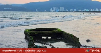 Bãi biển Quy Nhơn lộ vật thể lạ, nghi bộ phận xe tăng