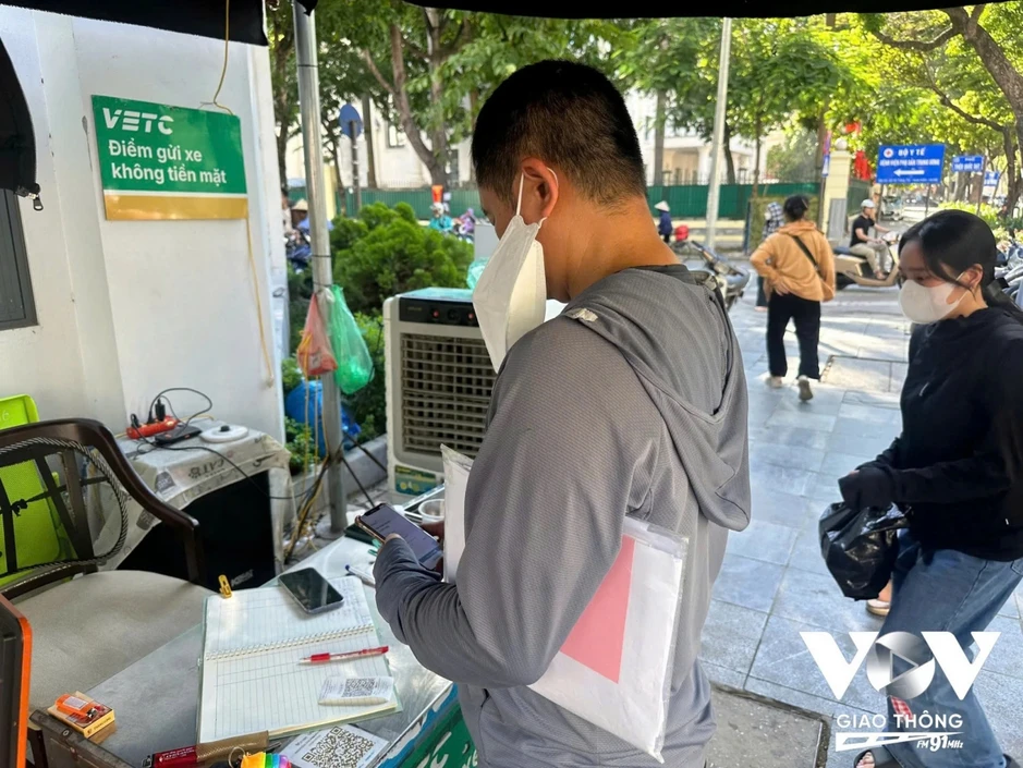 Bãi giữ xe Hà Nội chạy đua trước giờ “không tiền mặt” Bãi giữ xe Hà Nội chạy đua trước giờ “không tiền mặt”