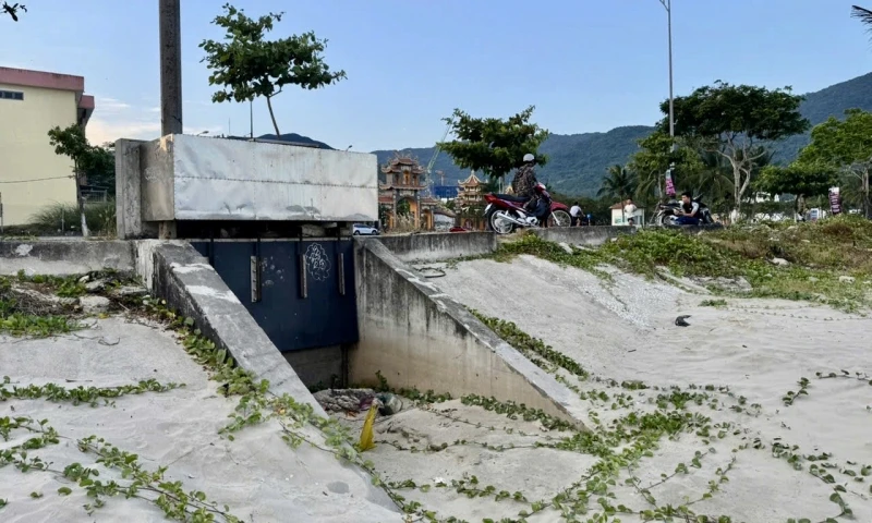 Bài I: Biển bị bức tử