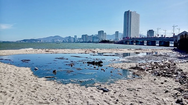 Bài I: Biển bị bức tử