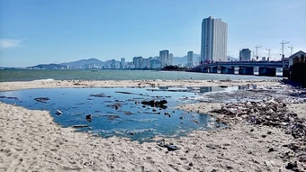 Bài I: Biển bị bức tử